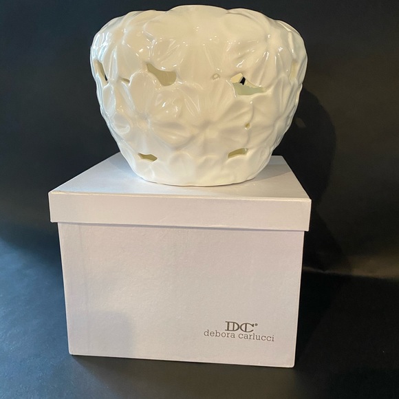 Ivory Porcelain Centerpiece Vase W/ Embossed Flower Décor Debora Carlucci - Picture 2 of 4